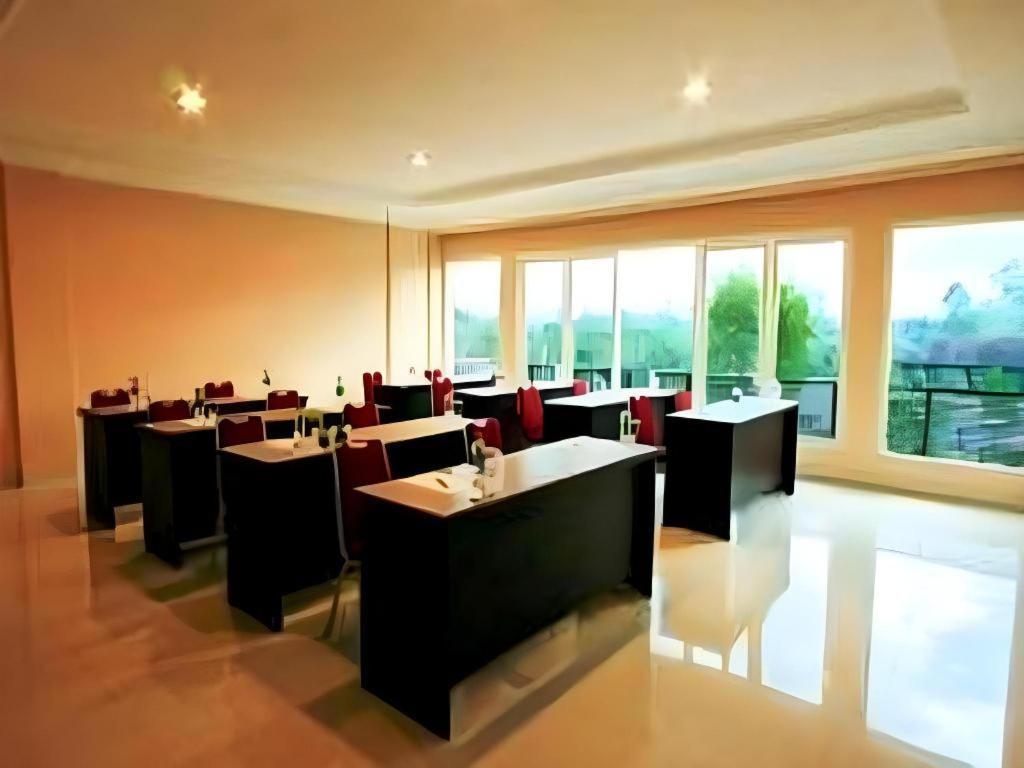 Wonua Monapa Hotel Resort Kendari Extérieur photo