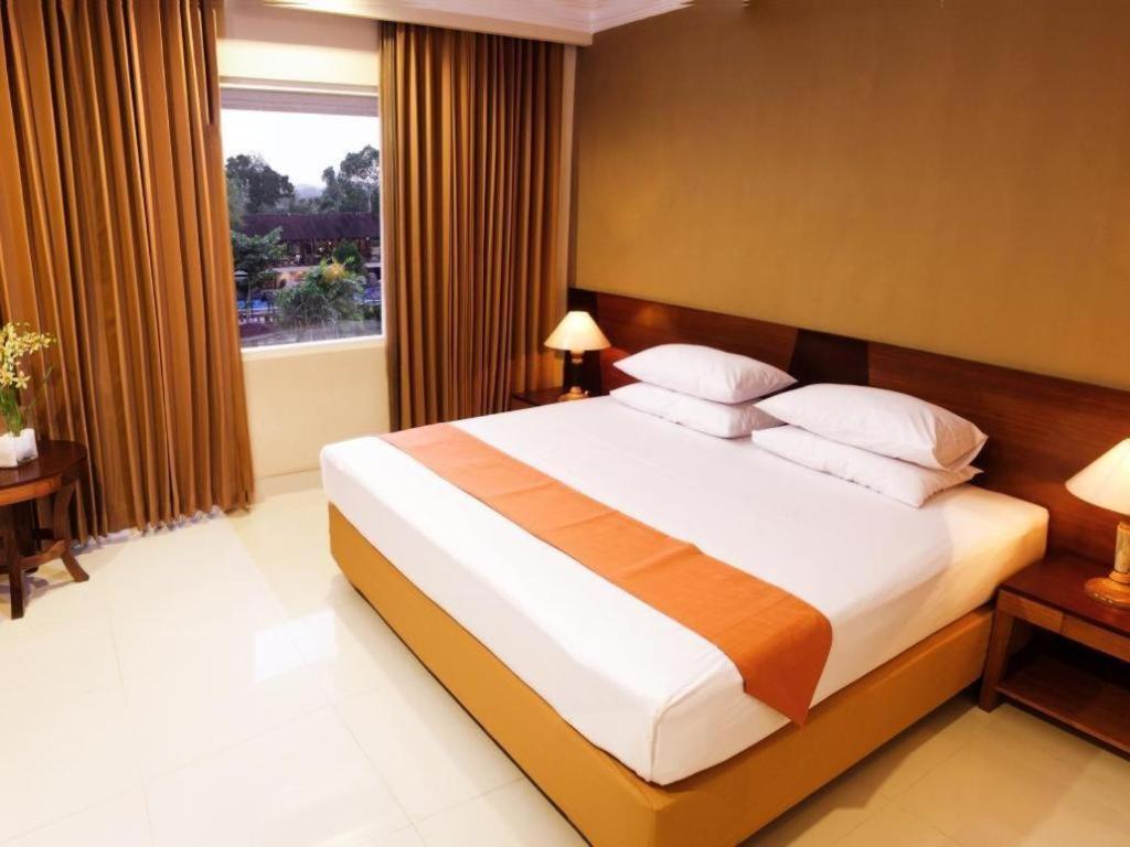 Wonua Monapa Hotel Resort Kendari Extérieur photo